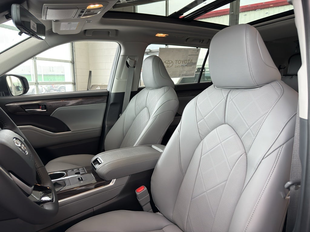 2026 Toyota Highlander Hybrid Platinum