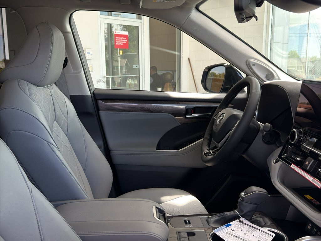 2026 Toyota Highlander Hybrid Platinum