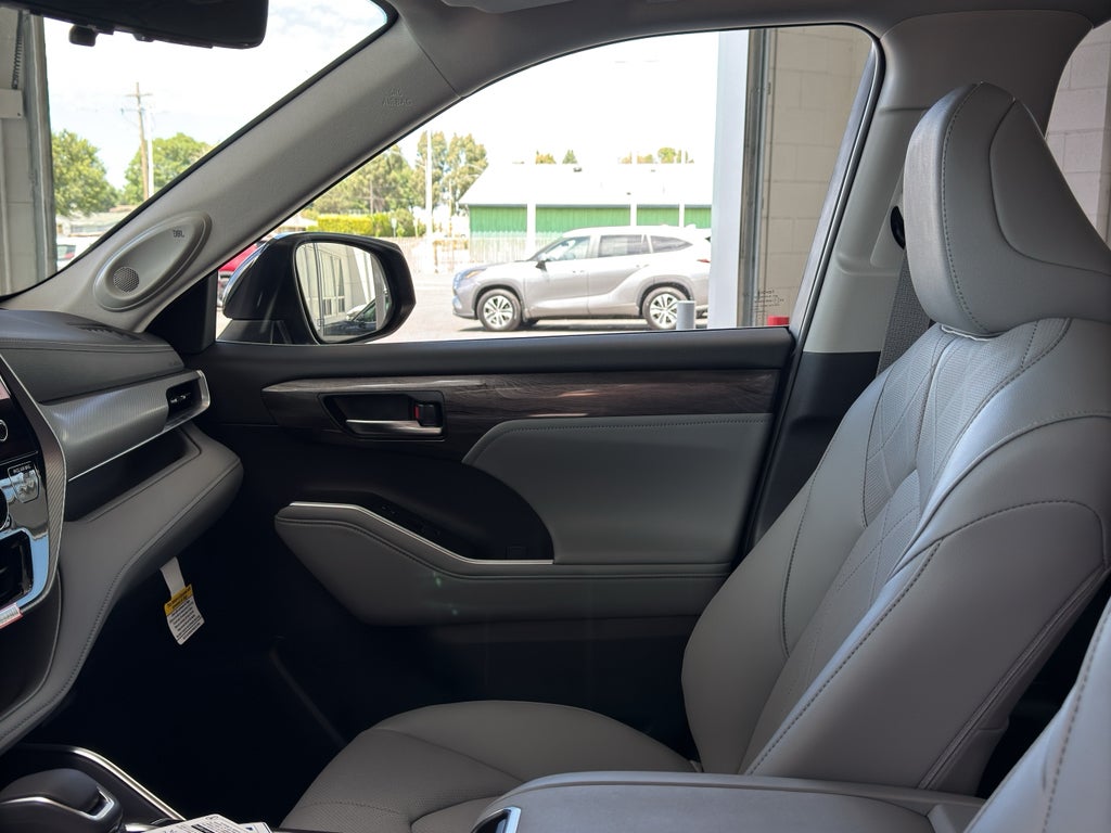 2026 Toyota Highlander Hybrid Platinum