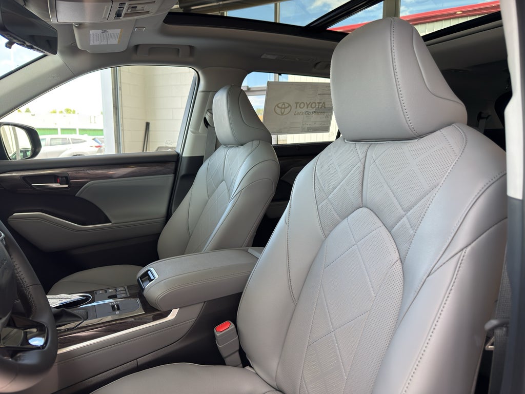 2026 Toyota Highlander Hybrid Platinum
