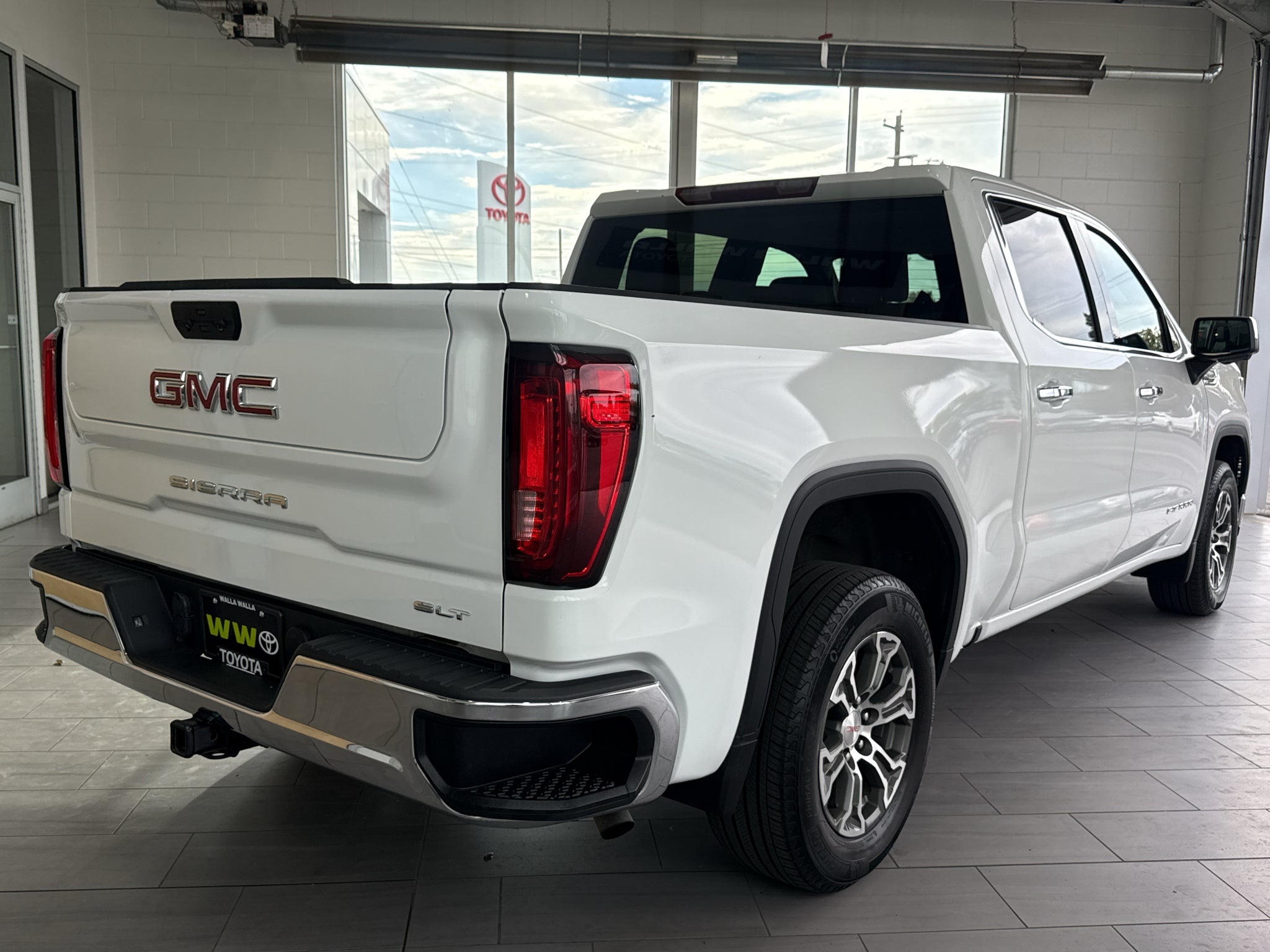 2025 GMC Sierra SLT