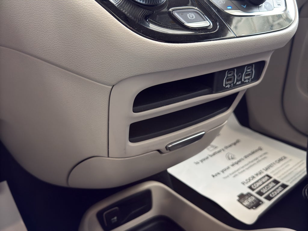 2023 Chrysler Voyager LX