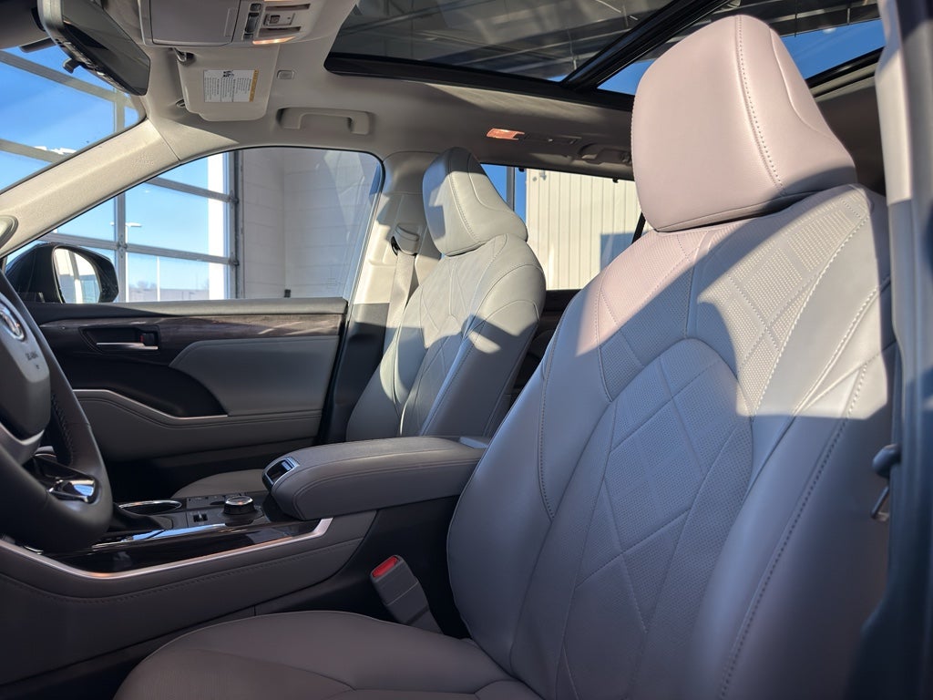 2025 Toyota Highlander Platinum