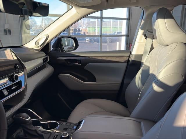 2025 Toyota Highlander Platinum