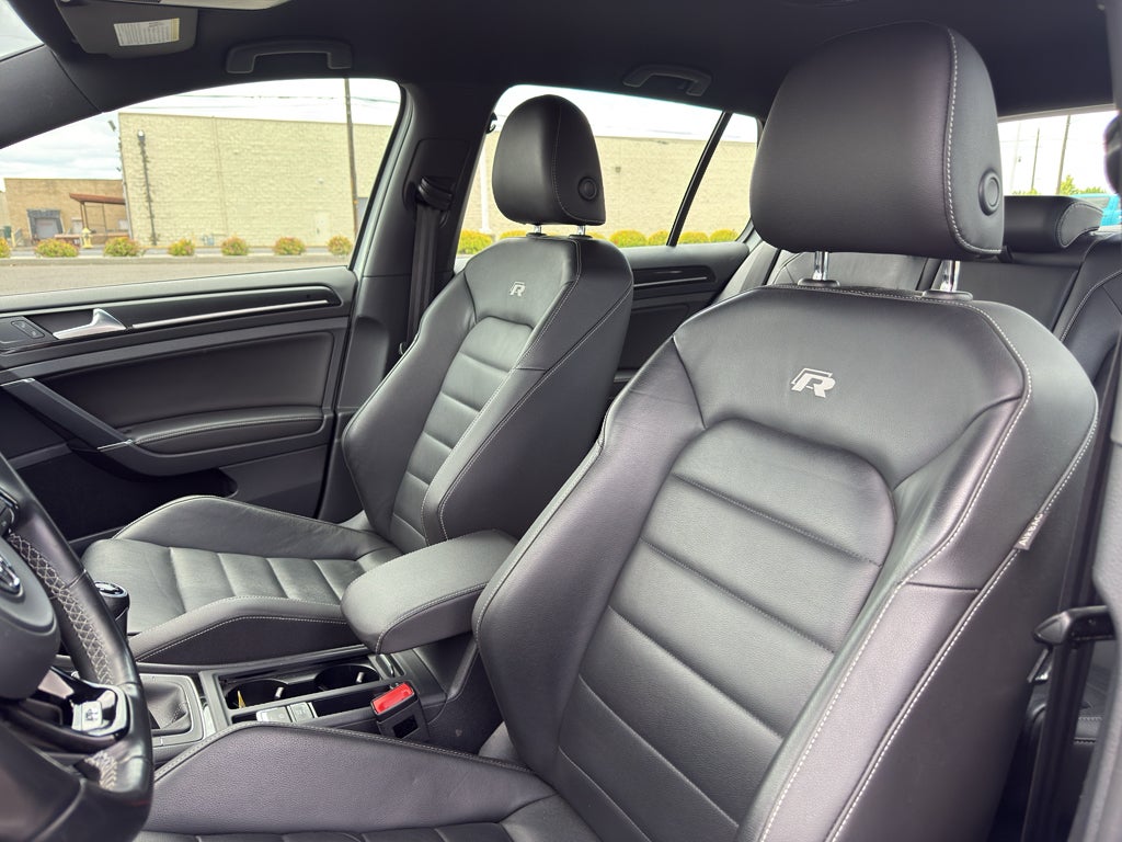 2017 Volkswagen Golf R 4-Door w/DCC & Navigation (M6)